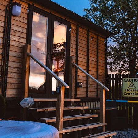 The Horrrsebox Tinyhouse Glamping Hotel Garadice Екстериор снимка