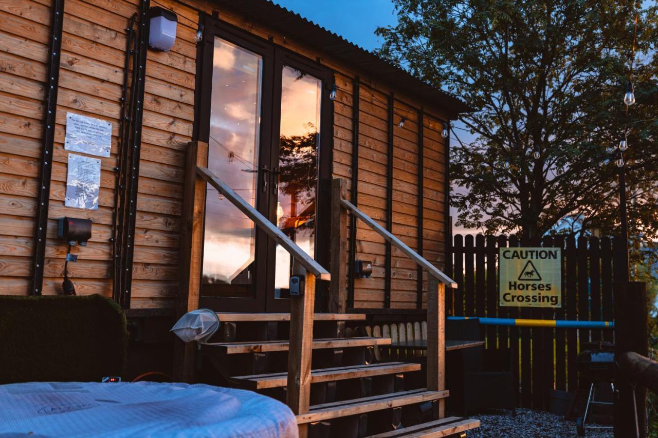 The Horrrsebox Tinyhouse Glamping Hotel Garadice Екстериор снимка